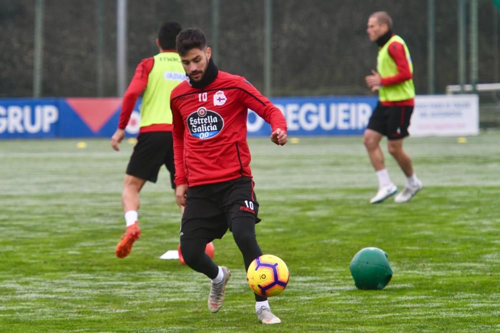 Natxo González dirigió un entrenamiento dividido en dos grupos para reforzar defensa y ataque. Los jugadores regresan mañana a Abegondo.