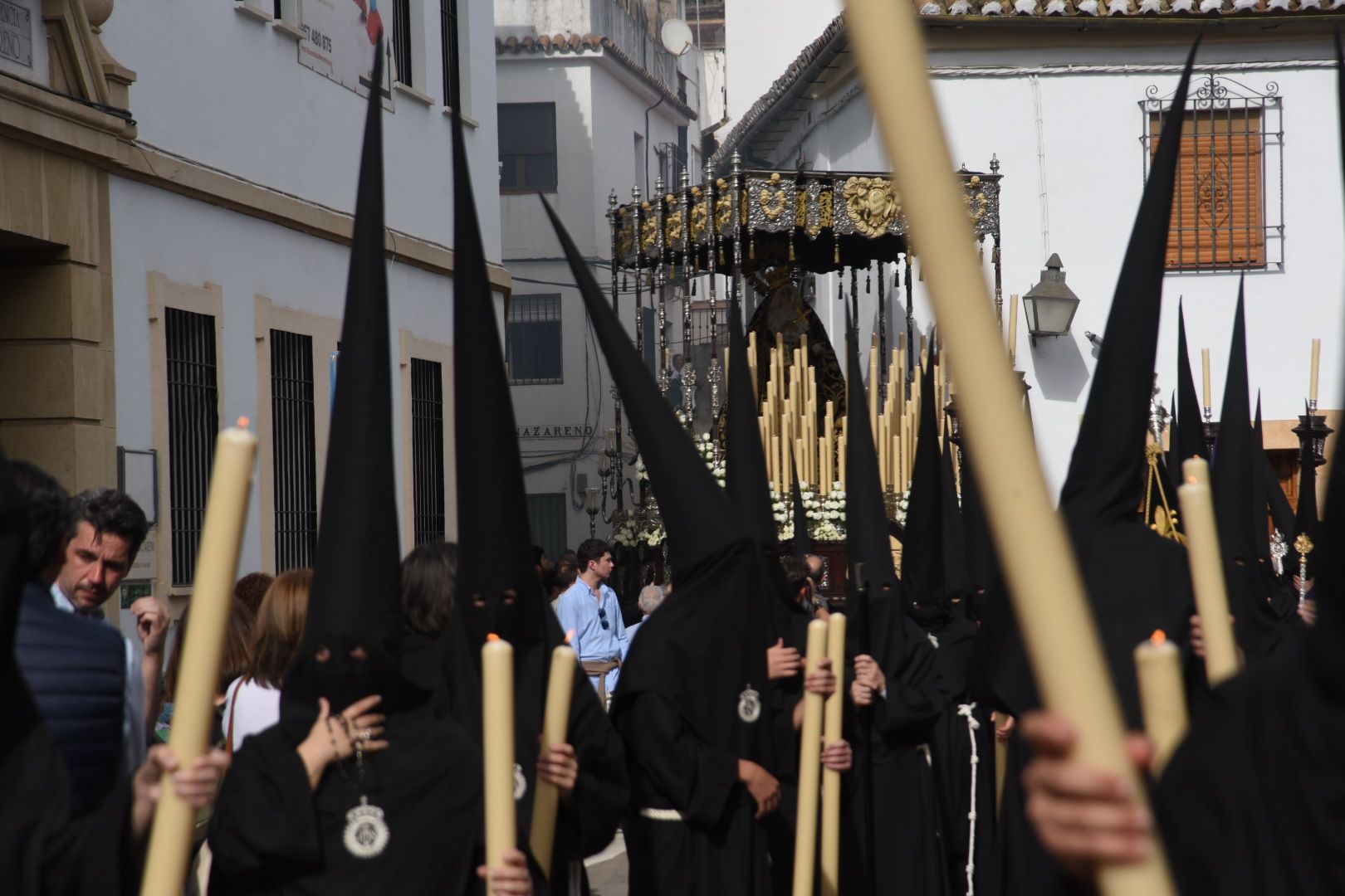 El Nazareno recoore las calles de su barrrio camino de la carrera oficial