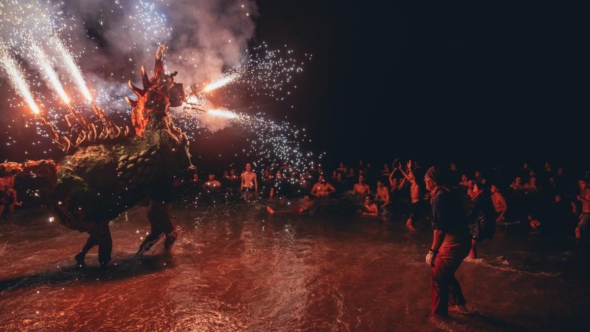 Espectáculos de fuego en la playa de Badalona.