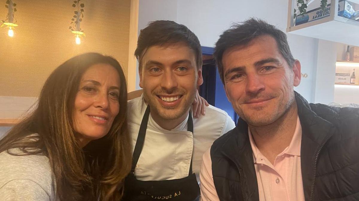 Jorge Lengua e Iker Casillas se hacen una fotografía en Malakaña.