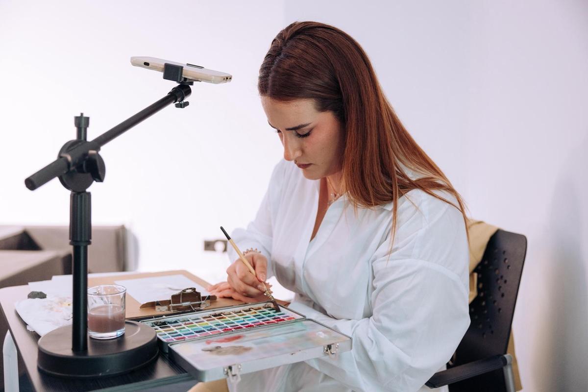 Melody Armas, el pasado miércoles 8 de abril en la Cámara de Comercio de España, en Madrid, mientras realiza el retrato que le regaló a la reina Letizia