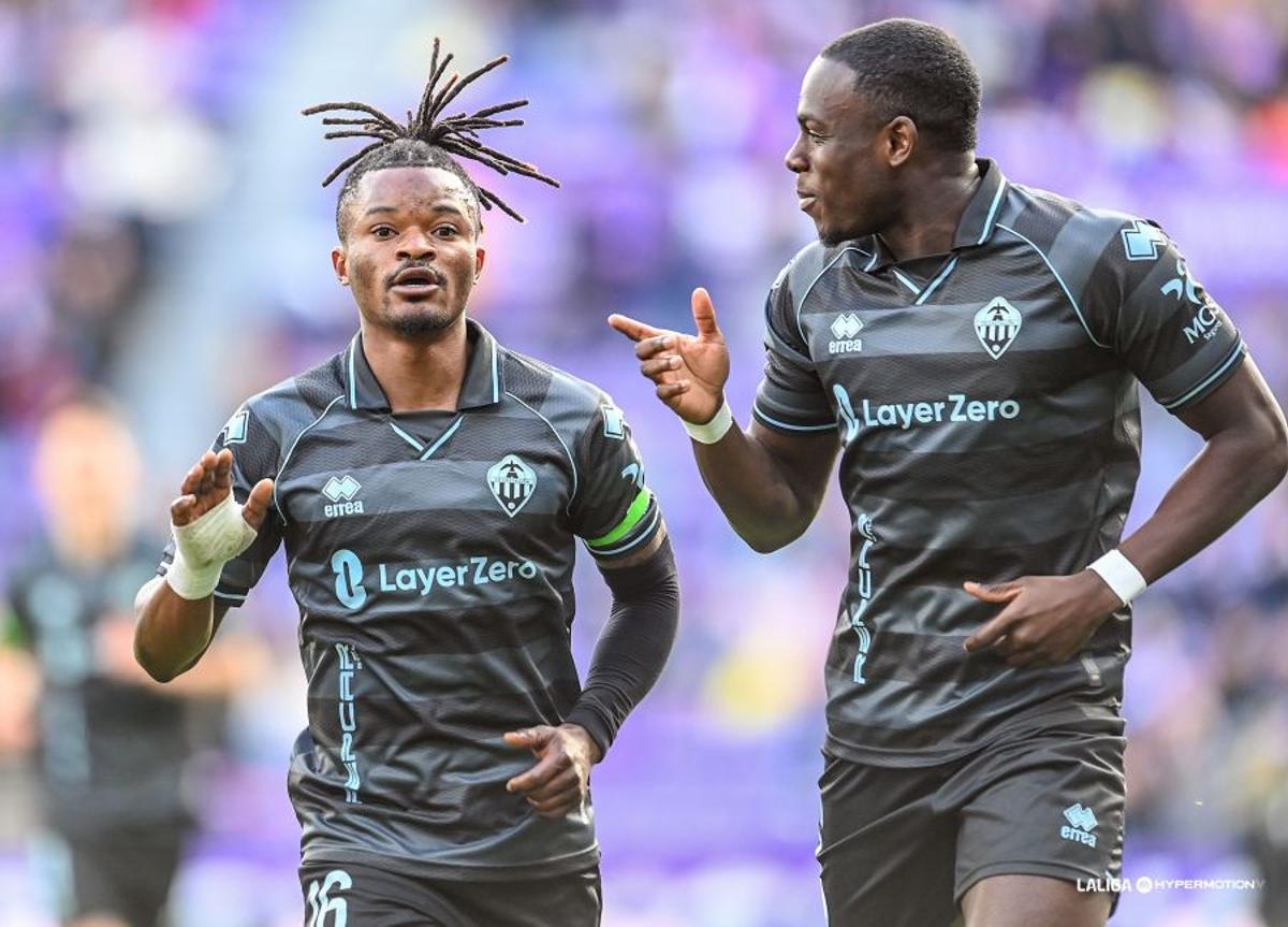 Brian Cipenga y Marco Doué, en la celebración del tercer tanto