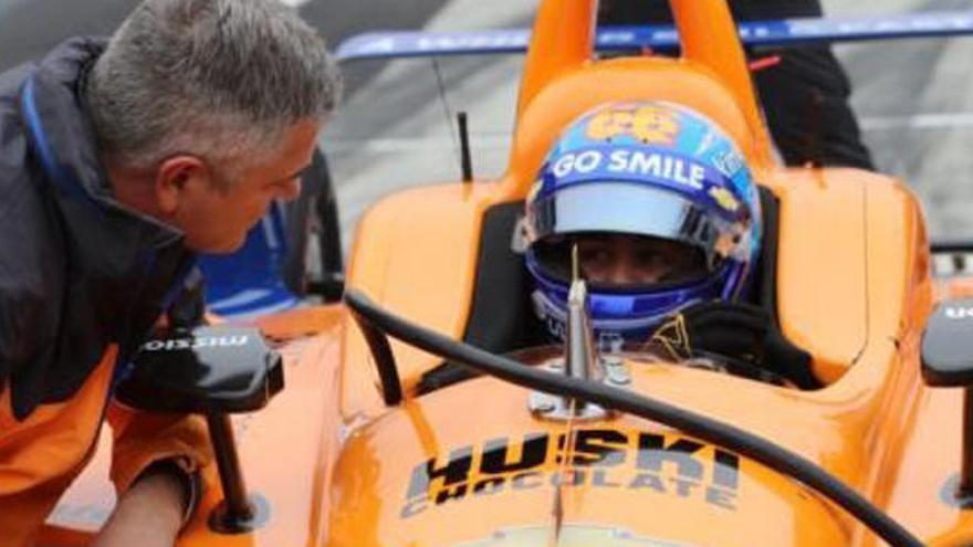 Fernando Alonso con el coche de las 500 Millas de Indianapolis