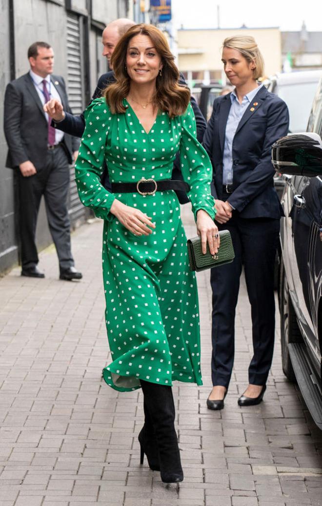 Kate Middleton con vestido verde estampado de Suzannah en Irlanda