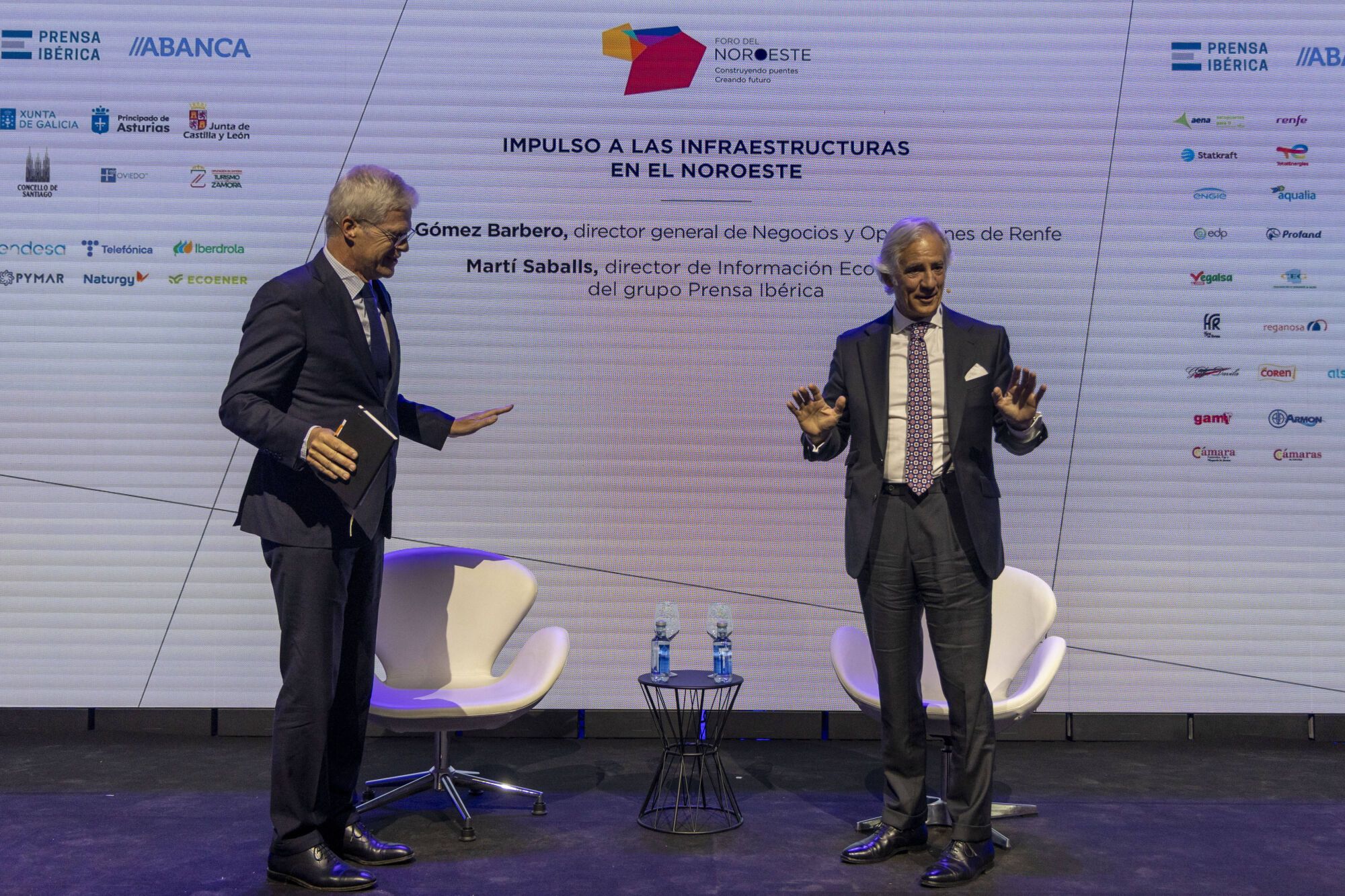 Óscar Gómez Barbero, director general de Negocios y Operaciones de Renfe, y Marti Saballs, responsable de información económica de Prensa Ibérica, charlan sobre “Impulso a las infraestructuras en el Noroeste”.