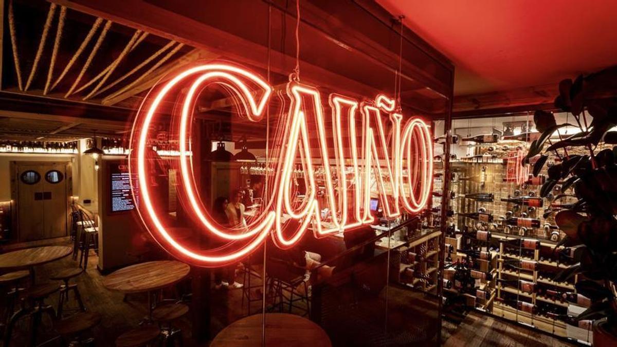 El fotogénico bar de vinos Caiño, situado en la calle de Ibiza