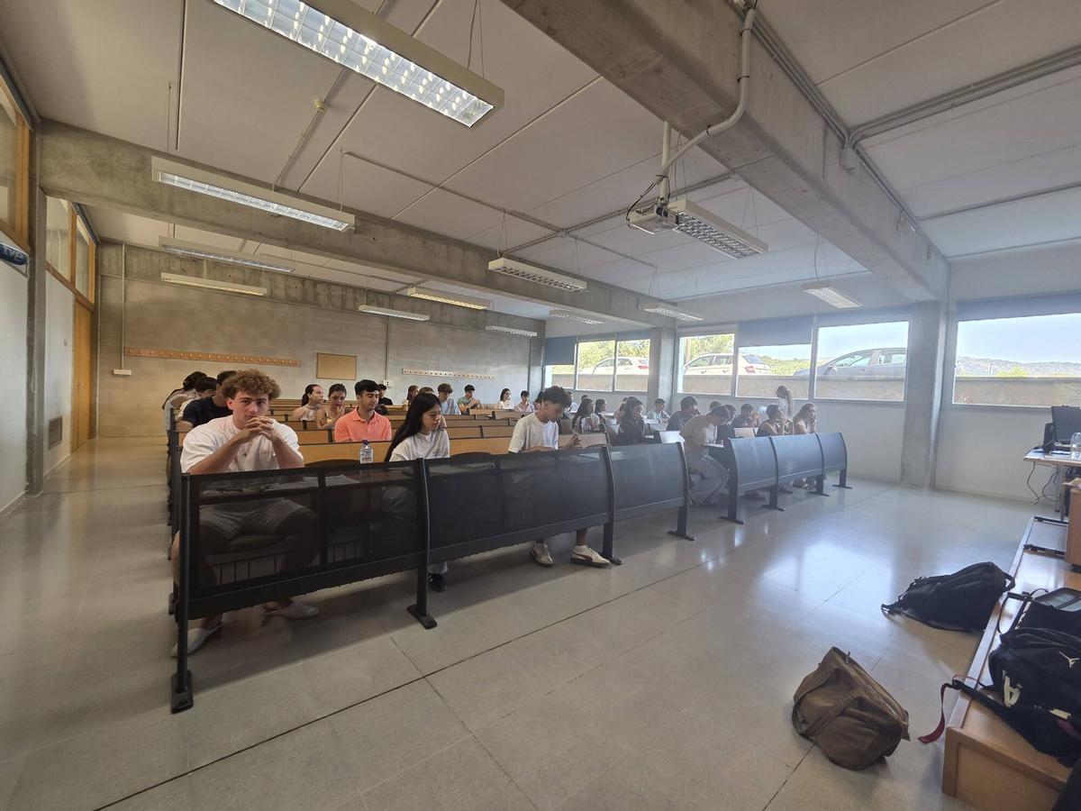 Arranca una Selectividad en la UIB marcada por los detectores de móviles y los nervios de casi 5.000 alumnos