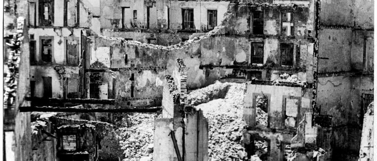 Ruinas entre el matadero y Arzobispo Guisasola, durante el cerco a Oviedo.