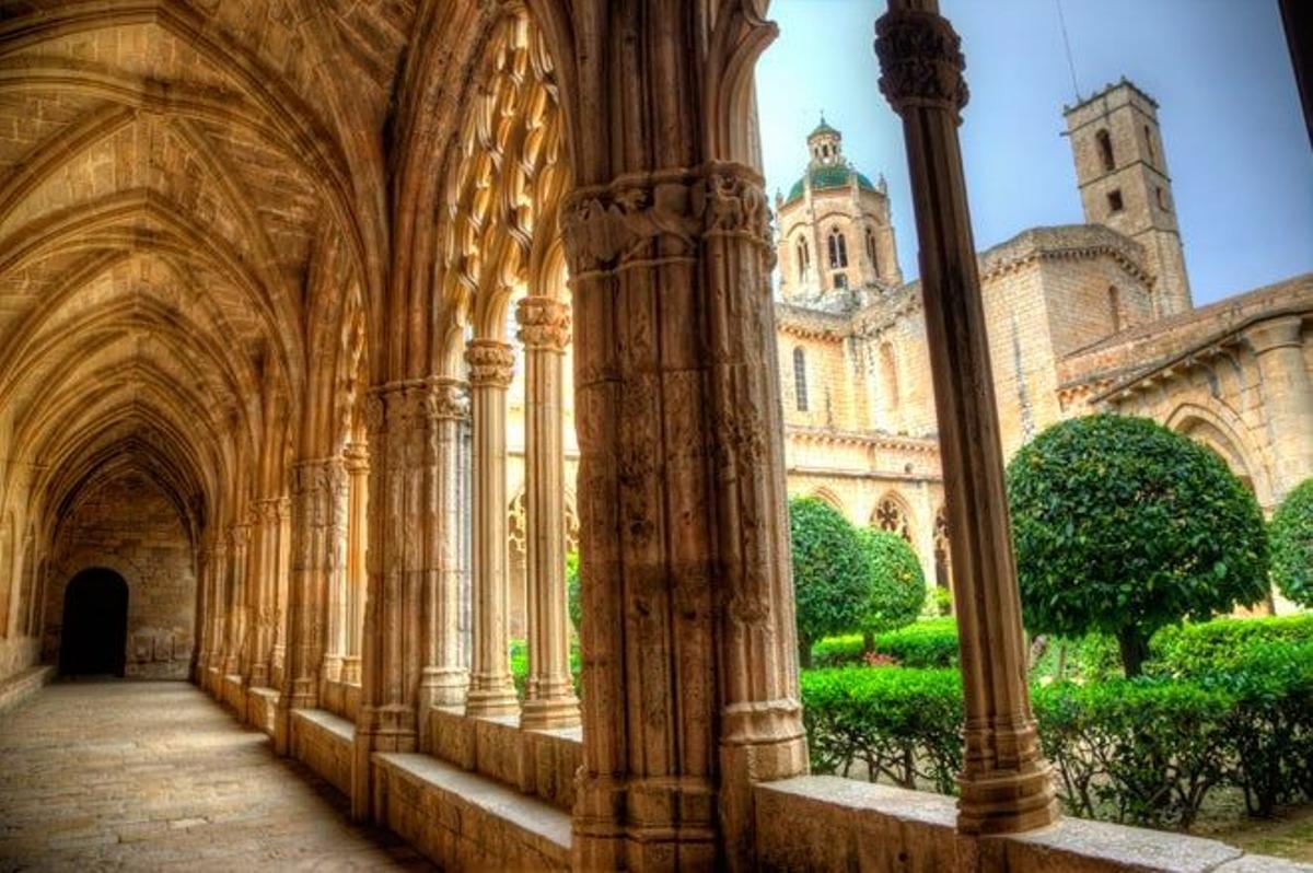 Detalle del monasterio de Santes Creus desde el claustro.