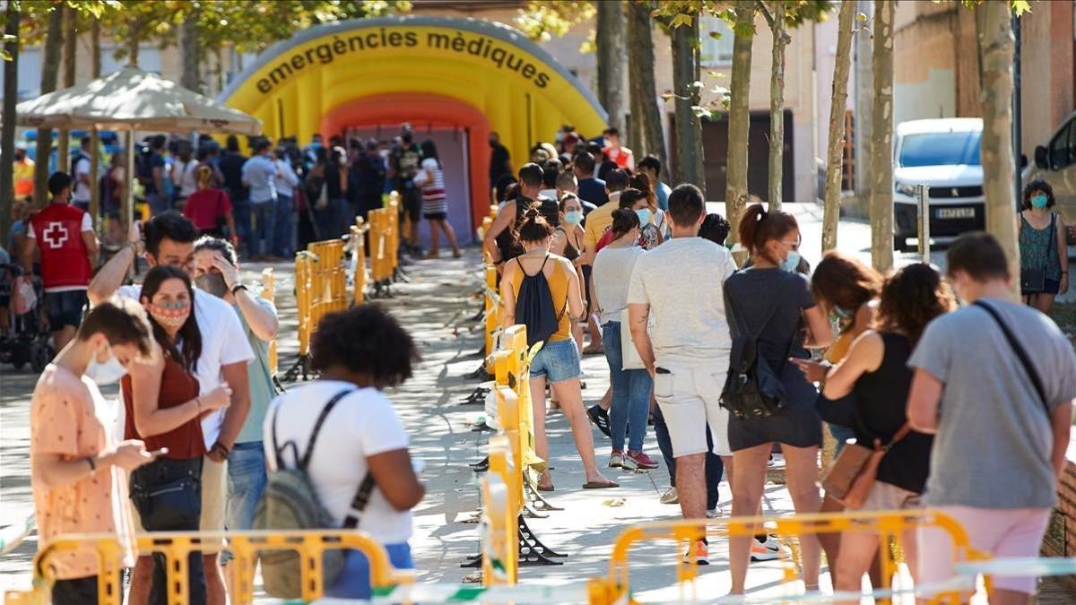 Colas en Terrassa para hacerse pruebas PCR