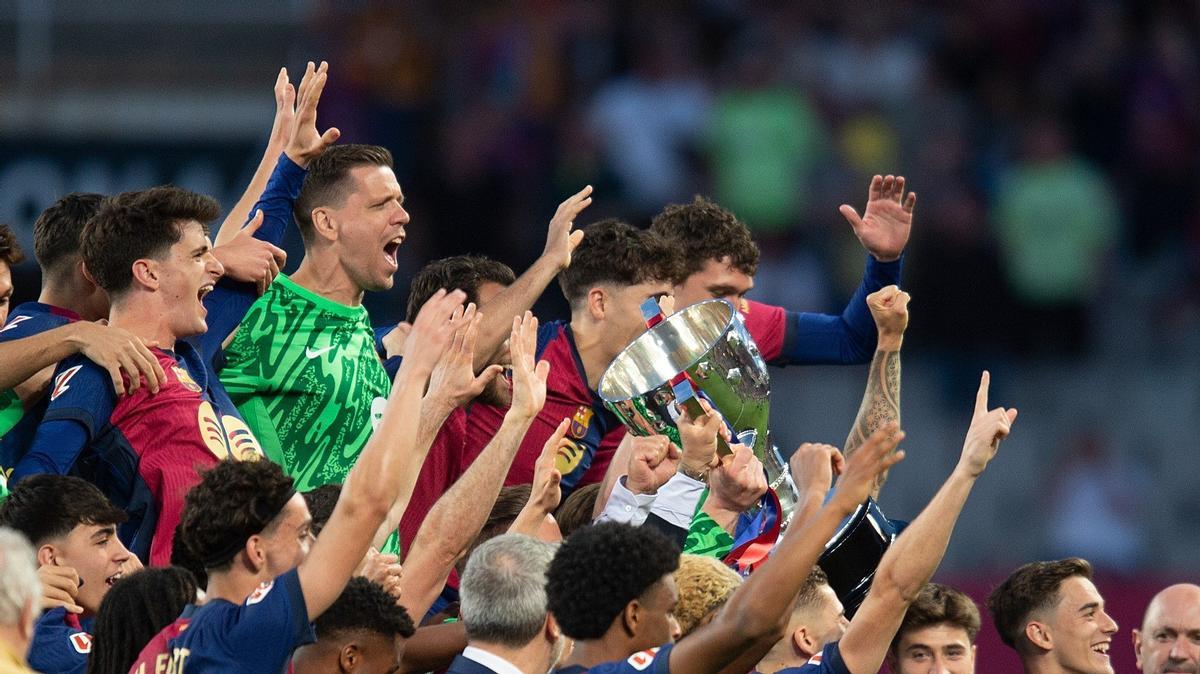 Los jugadores del Barça levantan el trofeo de la Liga, que entregó Rafael Louzán, el presidente de la Federación, a Ter Stegen tras el Barça-Villarreal en Montjuïc.