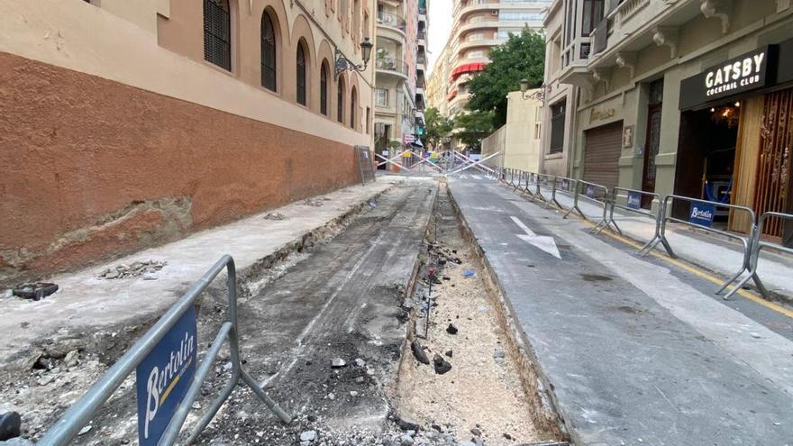 La calle Bailén de Alicante, parcialmente asfaltada.