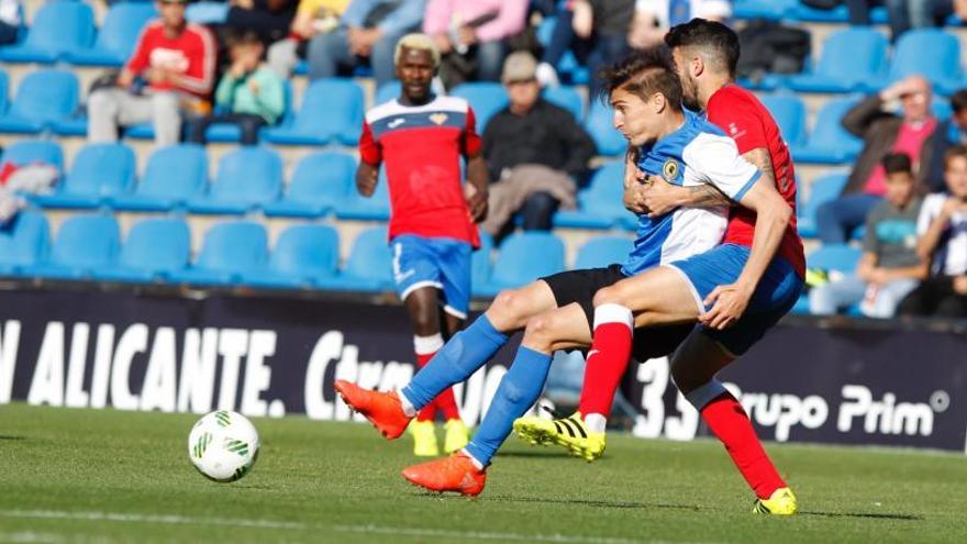 Berrocal protege el balón ante un zaguero del Saguntino