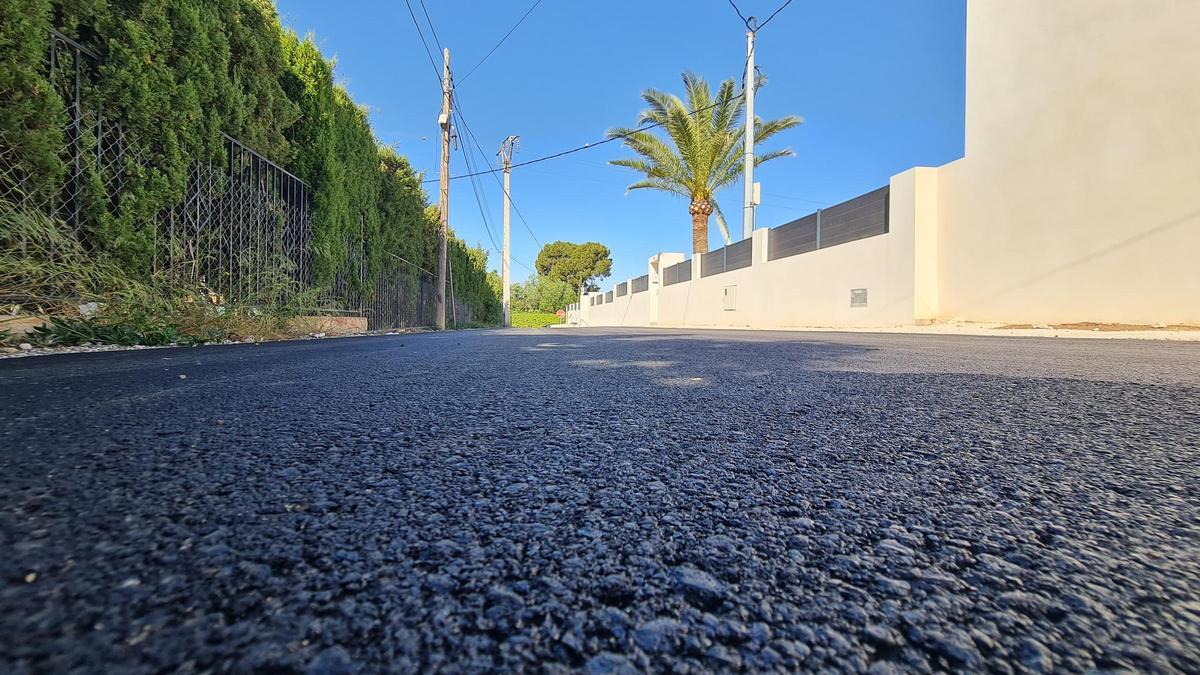 Una de las calles asfaltada en la partida del Melik