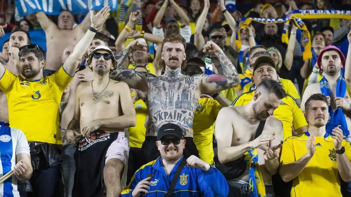 Aficionados de Ucrania durante el encuentro de la Nations League contra Bélgica, jugado el jueves en el estadio Enrique Roca de Murcia.