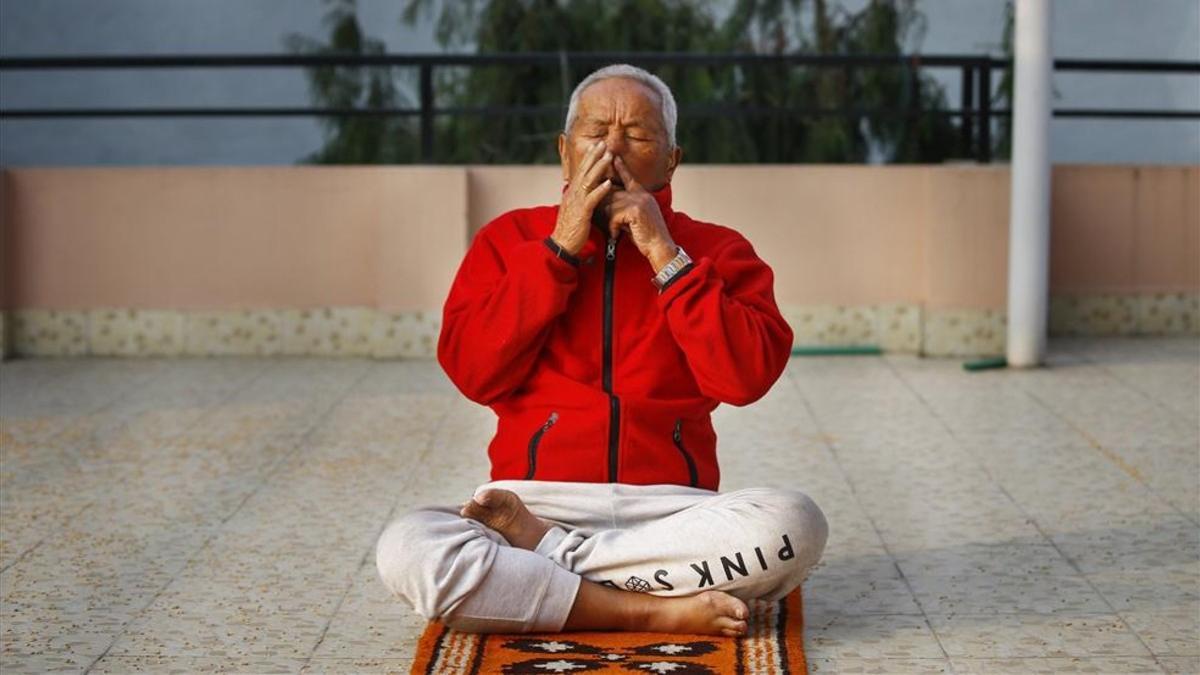 Bahadur Sherchan hace ejercicios de respiración en su casa en Katmandú