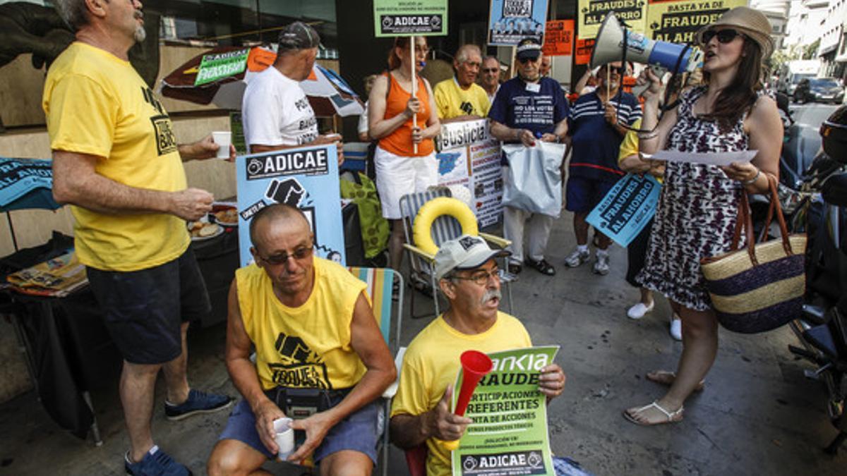 Protesta de la Asociación de usuarios de Bancos, Cajas y Seguros ante una oficina de Bankia de Valencia