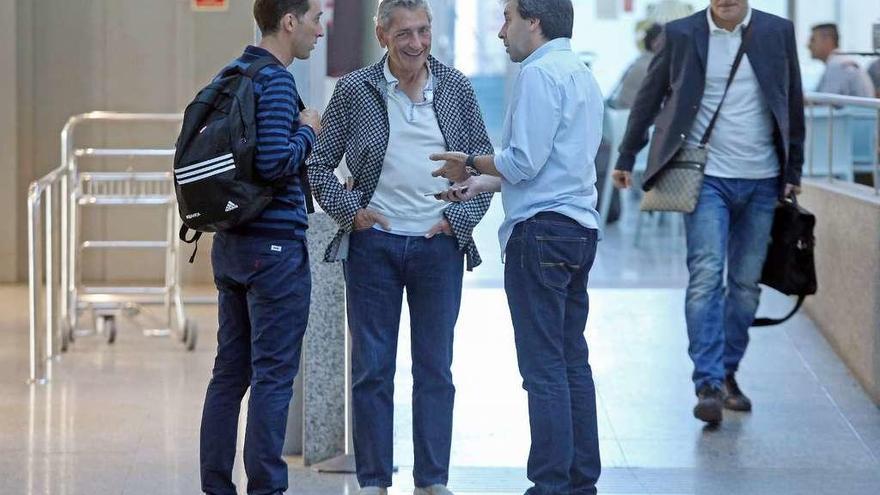 Antonio Chaves, Carlos Mouriño y Felipe Miñambres conversan en Peinador antes de partir hacia Italia el pasado verano. // Marta G. Brea