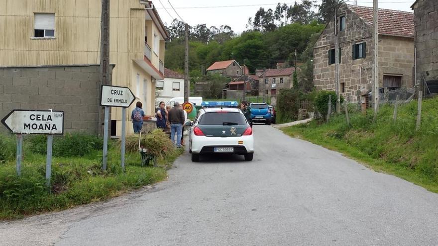 La Guardia Civil con los vecinos y familiares, hoy a mediodía en Ermelo, Bueu. D.G.