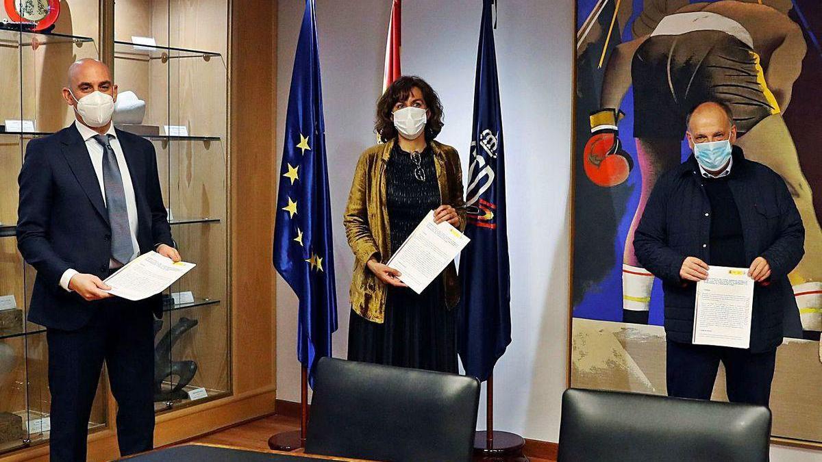 Irene Lozano, con Luis Rubiales y Javier Tebas, en mayo pasado.