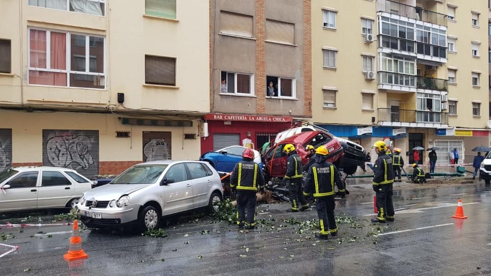 Un autobús de la EMT embiste media docena de coches en Héroe de Sostoa.