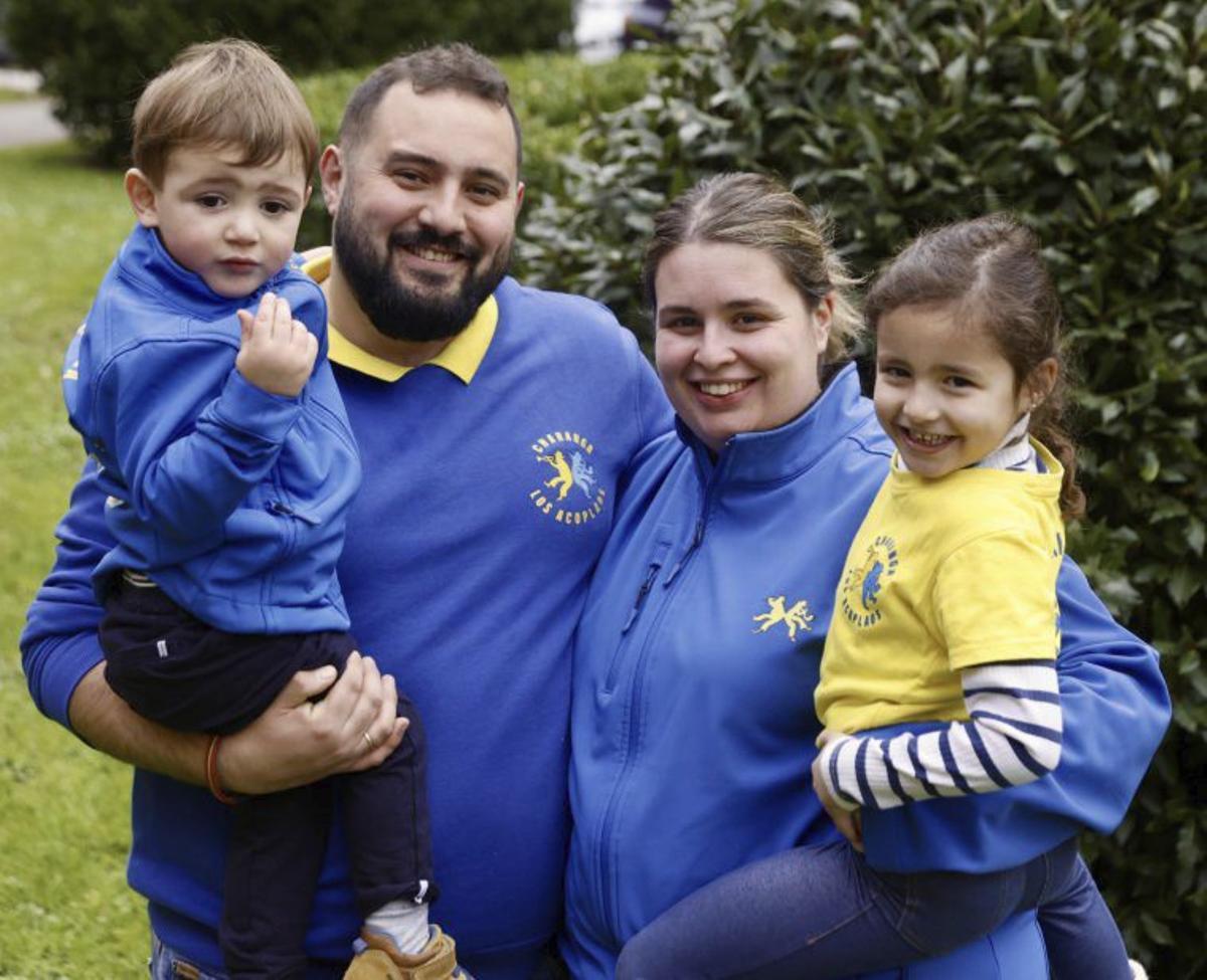Aitor Molina y Susana Ardura, con los pequeños Nico y Alicia. | MARCOS LEÓN