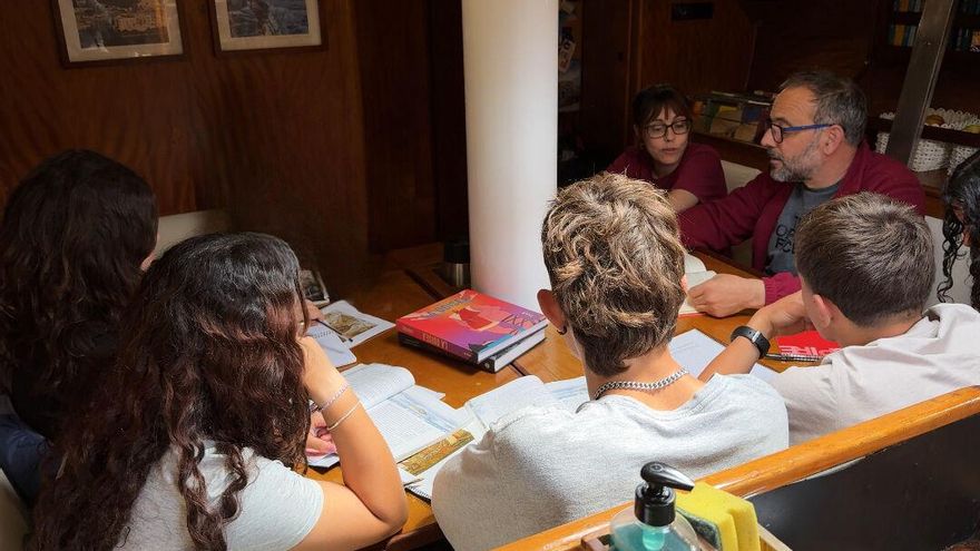 Un projecte terapèutic proposa treballar la salut emocional d&#039;adolescents a bord d&#039;un veler i llegint &#039;L&#039;Odissea&#039;