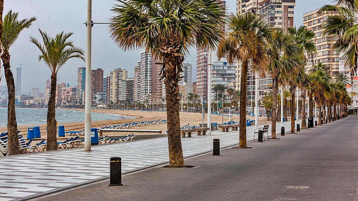 Playas y calles vacías en Benidorm por la caída de la actividad turística.