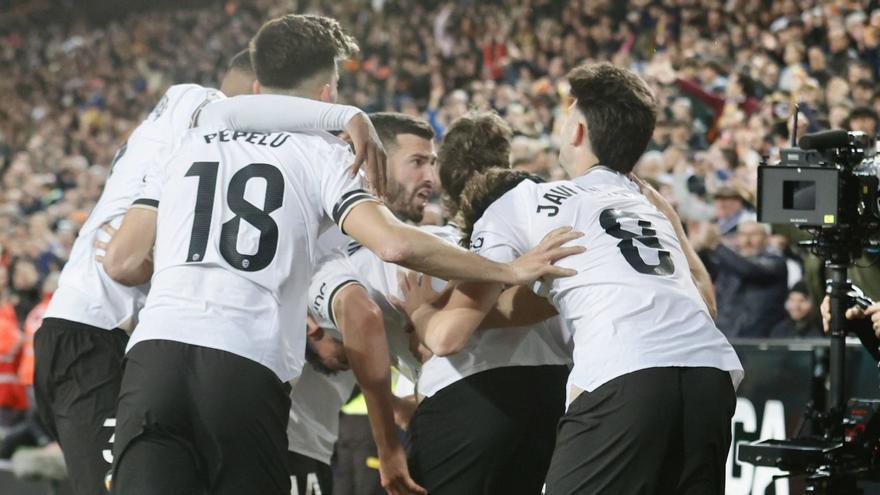 Los jugadores del Valencia
celebran un gol ante
el Real Madrid.  j.m.lópez