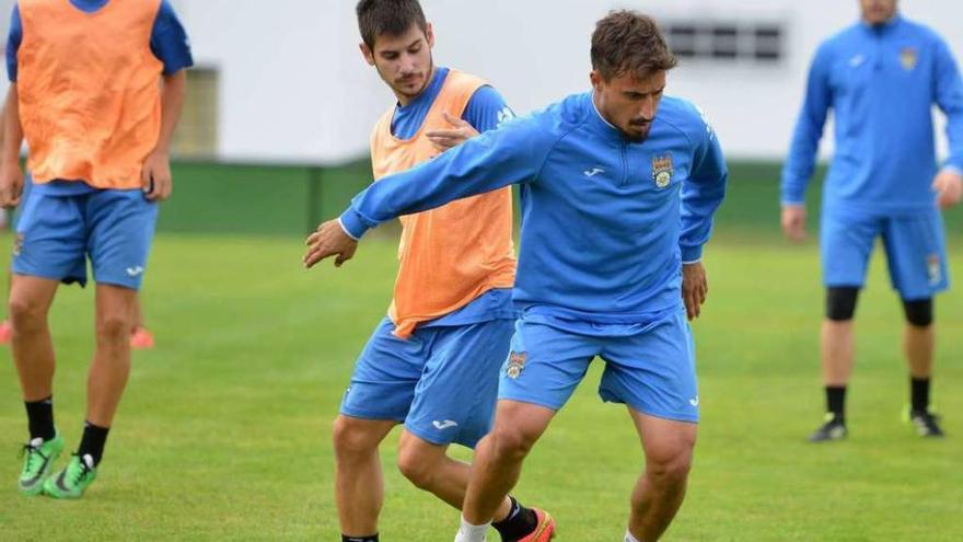 Jugadores del Pontevedra, en un entrenamiento de esta semana en A Seca. // G.S.