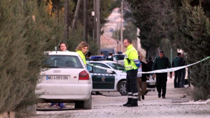 La Guardia Civil acordonó las inmediaciones de la vivienda para prevenir a los vecinos y transeúntes.