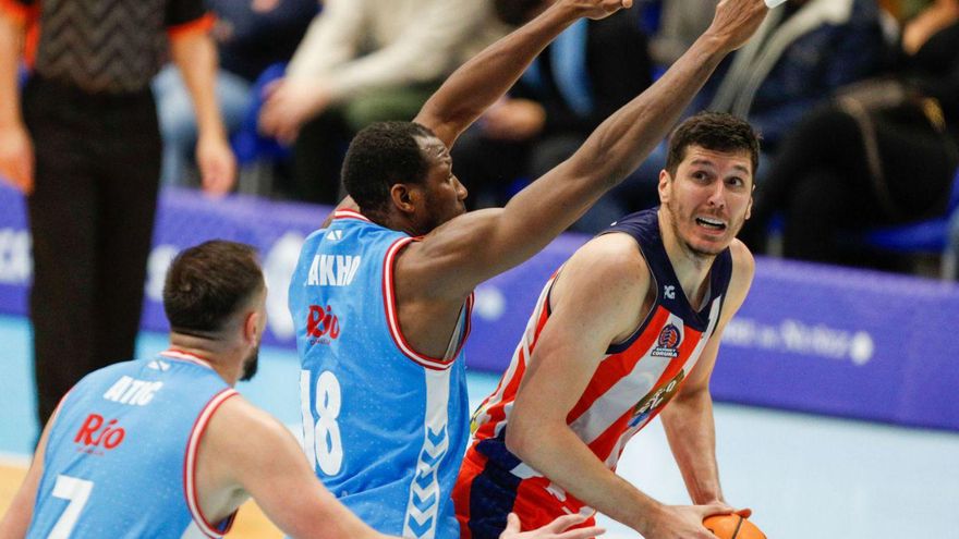 Huskic postea ante la ferrea defensa de Sakho y Atic en el derbi de la primera vuelta.