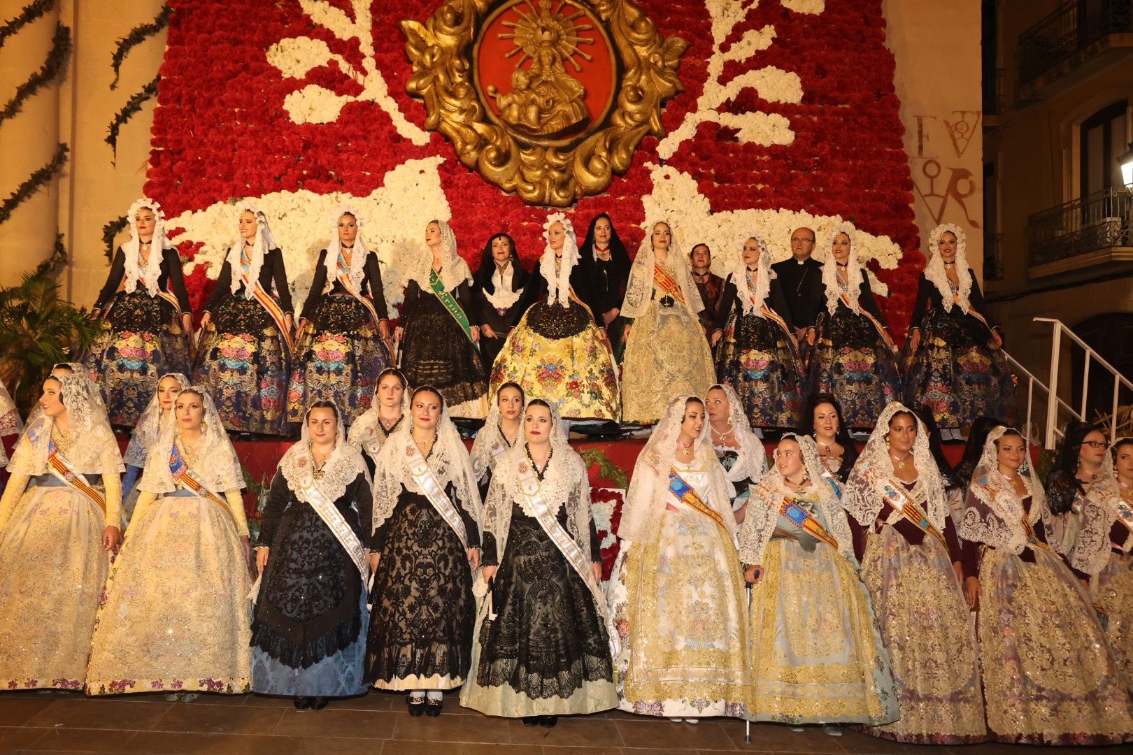 Carmen, Nerea y las dos cortes rematan la Ofrenda de Alicante