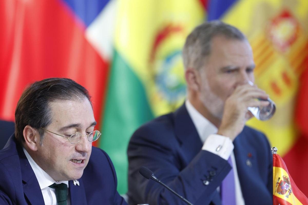 El ministro español de Exteriores, José Manuel Albares, y el rey Felipe durante la Cumbre Iberoamericana, este viernes en Cuenca.