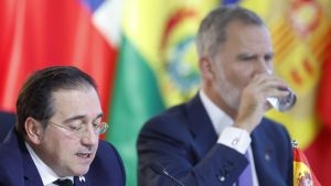 El ministro español de Exteriores, José Manuel Albares, y el rey Felipe durante la Cumbre Iberoamericana, este viernes en Cuenca.