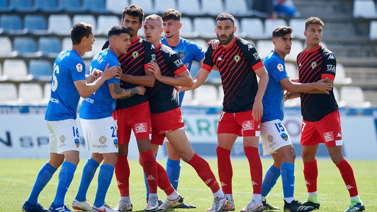 Los jugadores del Hércules se preparan para tratar de rematar un saque de esquina.