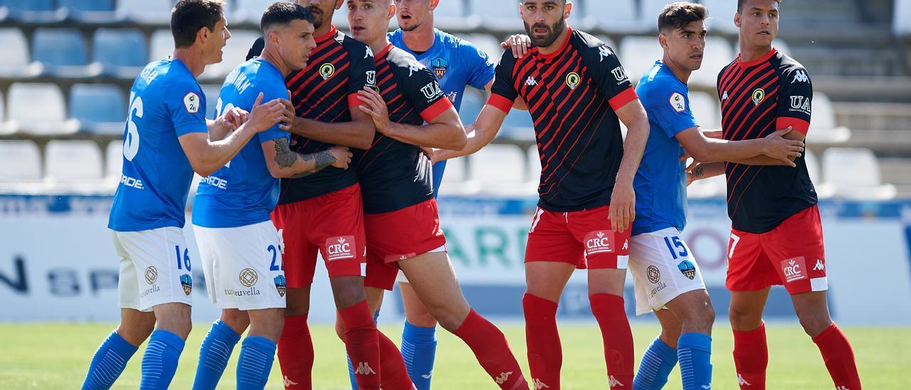 Los jugadores del Hércules se preparan para tratar de rematar un saque de esquina.