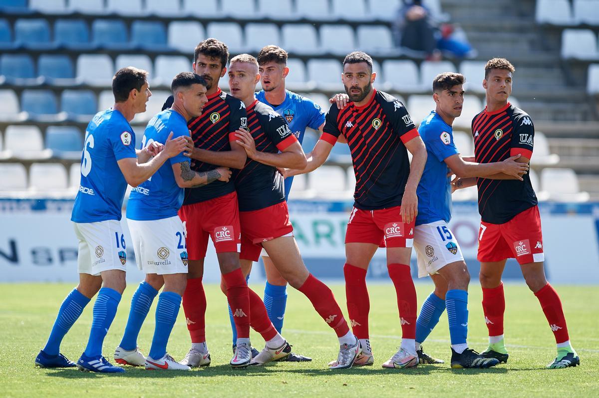 Los jugadores del Hércules se preparan para tratar de rematar un saque de esquina.
