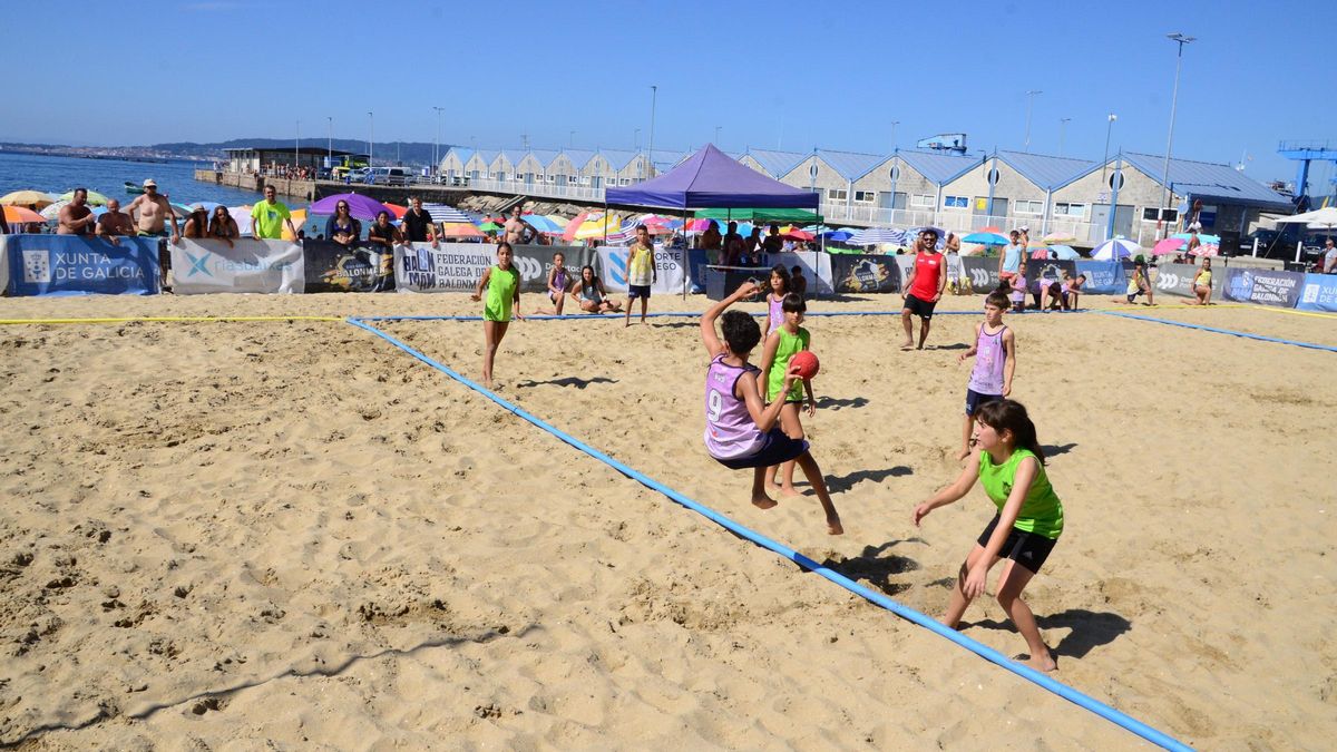 Uno de los partidos de ayer de la Proba Rías Baixas en la playa de Banda do Río.