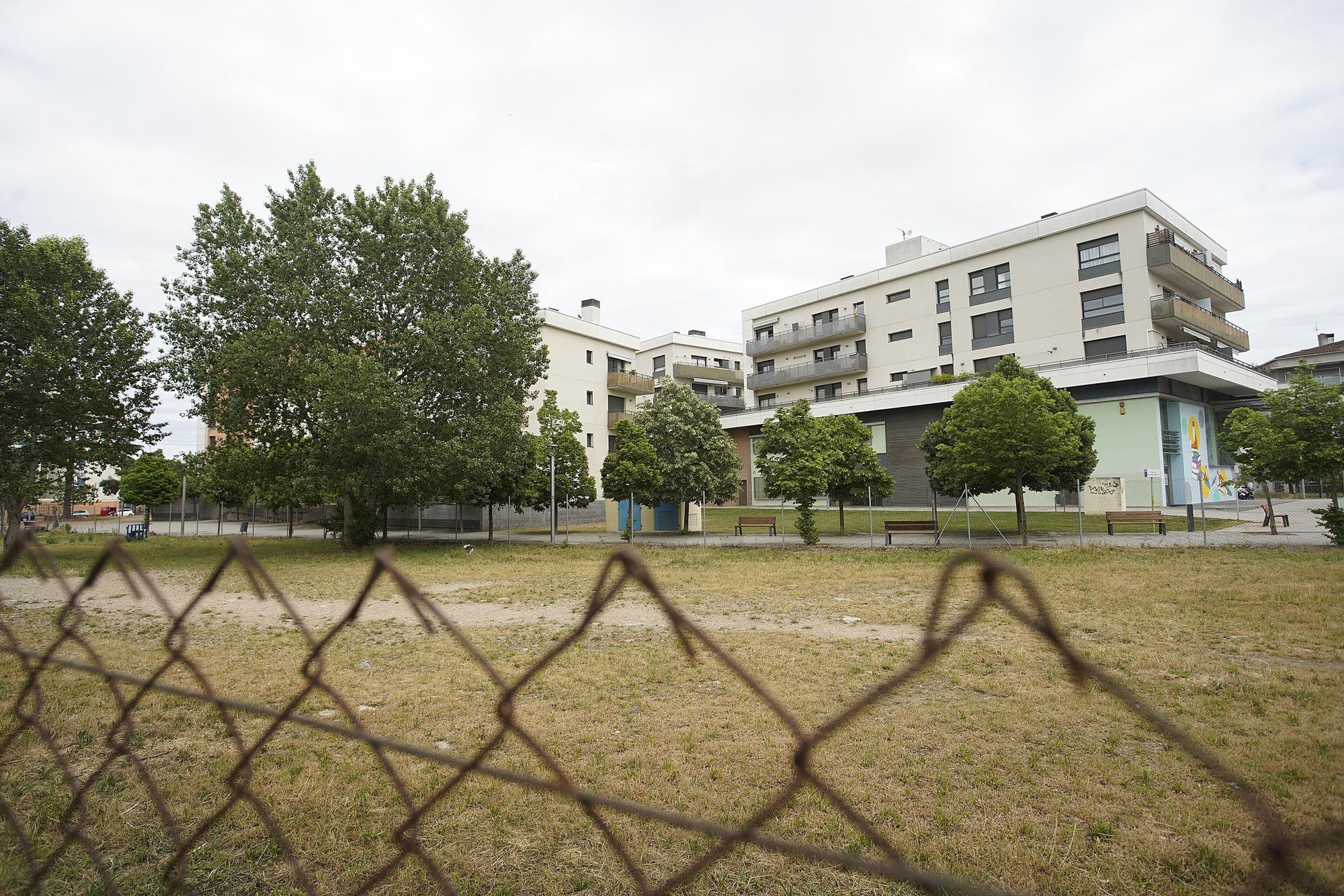 Sarrià de Ter tanca un solar perquè no hi entrin els gossos