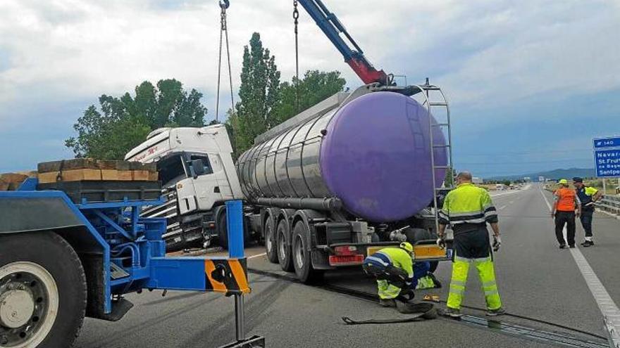 Imatge del camió accidentat, en el moment de ser remolcat per una grua