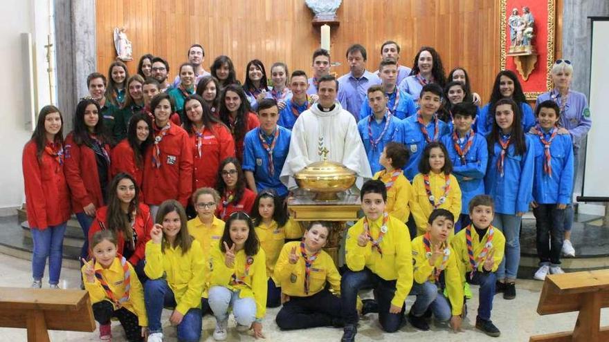 Los scouts y monitores rodean al párroco Alejandro Soler, tras la misa del domingo.