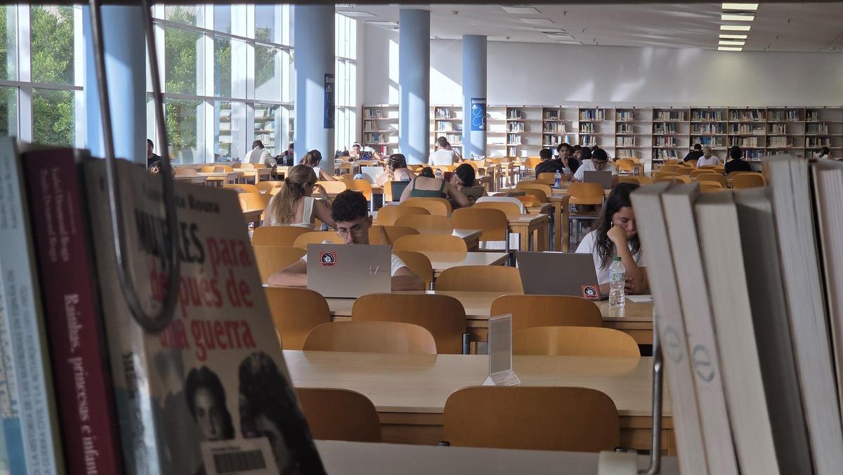 Entre libros, muchos estudiantes siguen preparando exámenes para esta última semana de junio y primera de julio.