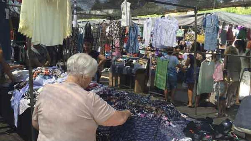 Los compradores pasean entre los puestos de ropa y valoran la mercancía, ayer en el mercado de El Puente de Sanabria.