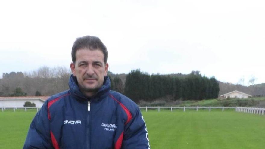 José Manuel Calvo, en el campo de fútbol del Victoria, en Perlora.
