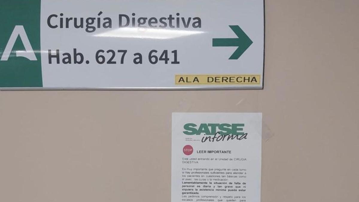 Cartel informativo colocado en el Hospital Regional advirtiendo de la falta de personal de enfermería | LA OPINIÓN