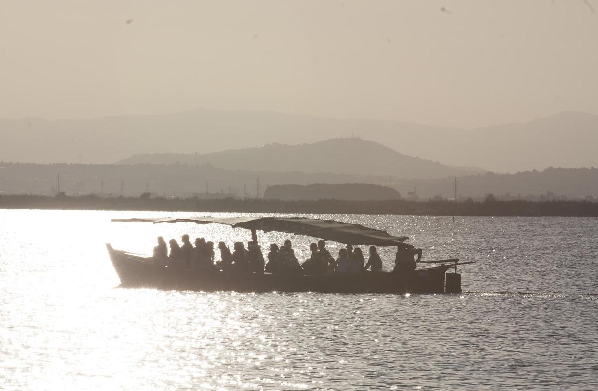 Un grupo de turistas disfruta de un atardecer en l'Albufera.