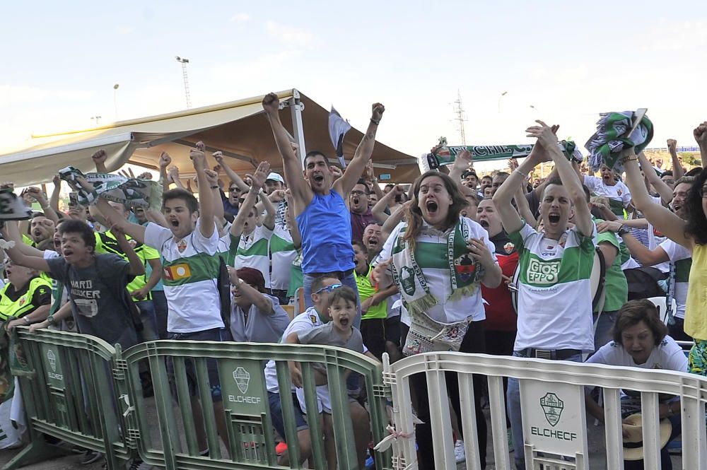 Unos mil aficionados ven el triunfo del Elche en pantalla gigante junto al estadio Martínez Valero