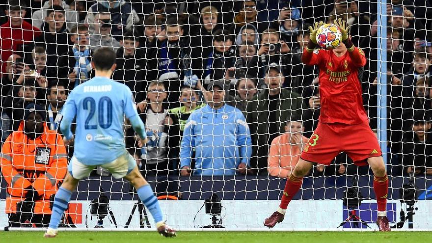 Bernardo Silva va xutar el seu penal a les mans del porter Lunin | PETER POWELL/EFE