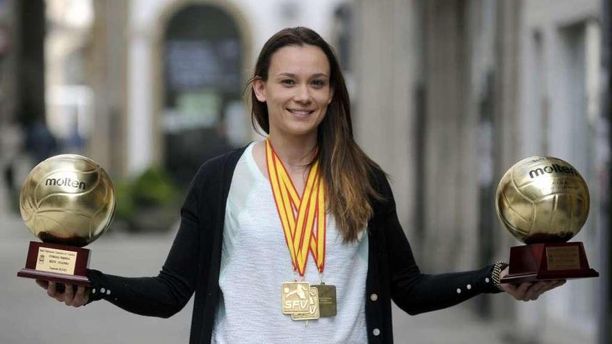 Helia González con sus tres medallas y dos MVP de la temporada 2013.